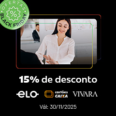 Mulher branca feliz, de camisa comprida branca comprida, olhando uma jóia no dedo