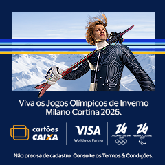 Imagem de homem carregando um par de sky com montanha de neve ao fundo