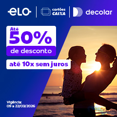 Imagem de filha no colo da mãe na praia com por do sol ao fundo