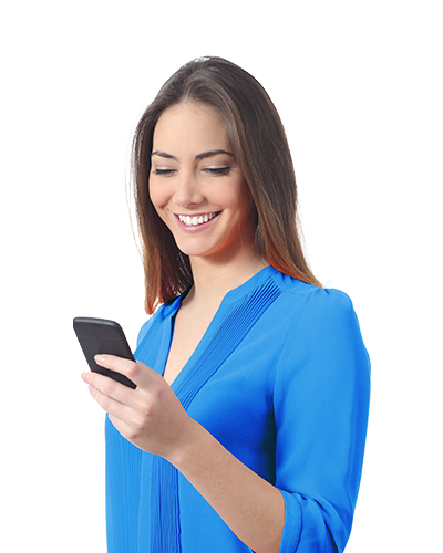 Imagem de uma mulher sorrindo com um celular na mão.