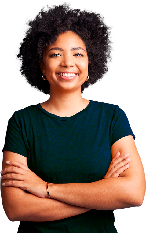 Uma mulher jovem sorrindo com camisa azul e os braços cruzados.