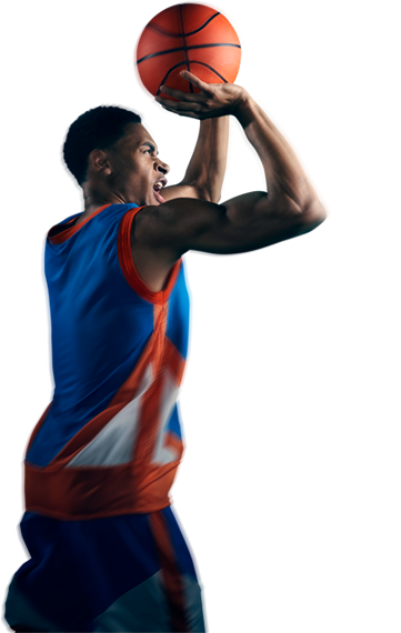 Imagem de um atleta arremessando a bola na cesta.