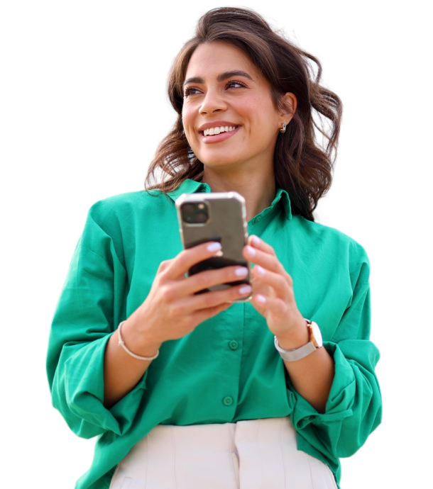Mulher com celular na mão