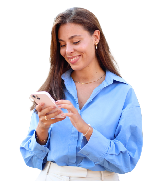 Mulher com celular na mão