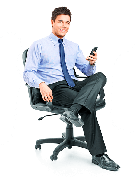 Imagem de Homem sentado de pernas cruzada segurando um celular