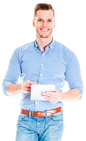 Imagem de Homem sorrindo segurando um tablet