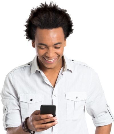 Imagem de Homem sorrindo e segurando um celular