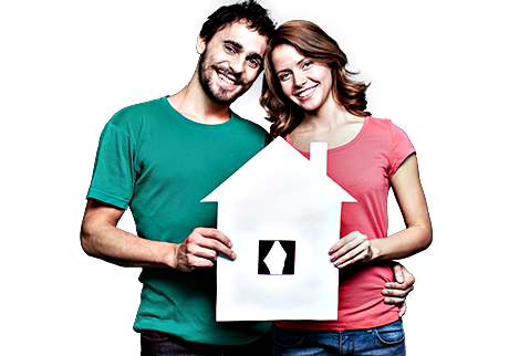 Imagem de um casal segurando um cartão em formato de casa.