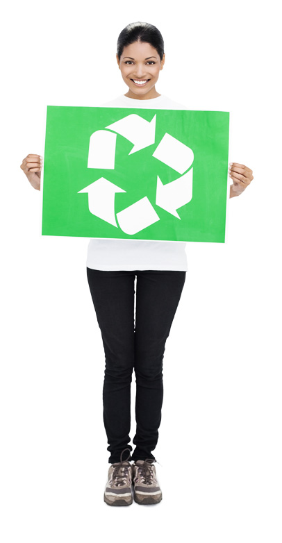 Foto de uma mulher segurando um cartaz com o símbolo de renovável.