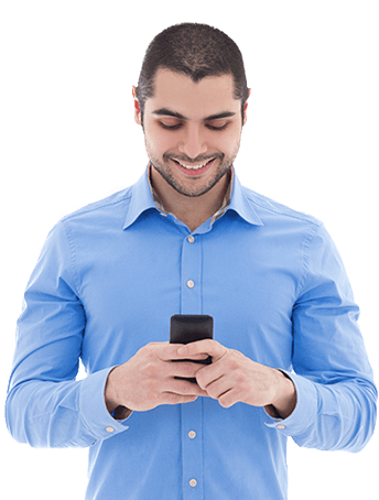 Imagem Imagem de um homem carregando um celular em suas mãos