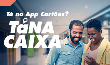 Imagem de casal no shopping olhando para a tela do celular. Texto: Tá no App Cartões? Tá na CAIXA. 