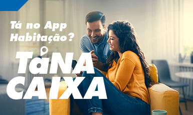 Imagem de casal na sala de casa olhando para a tela do celular. Texto: Tá no App Habitação? Tá na CAIXA. 