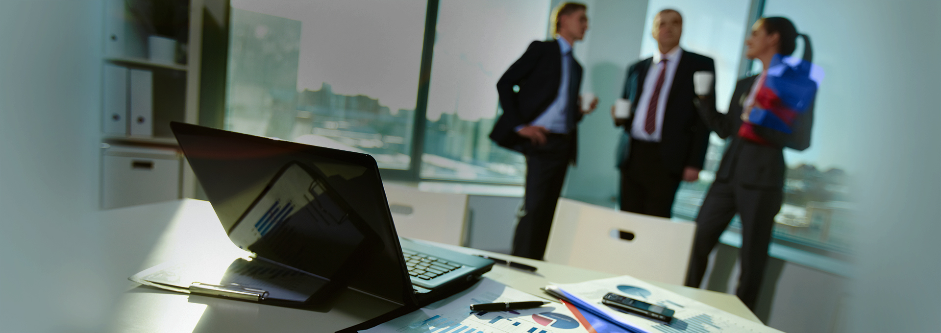 Ilustração de uma criptomoeda sendo projetado como holograma em um celular