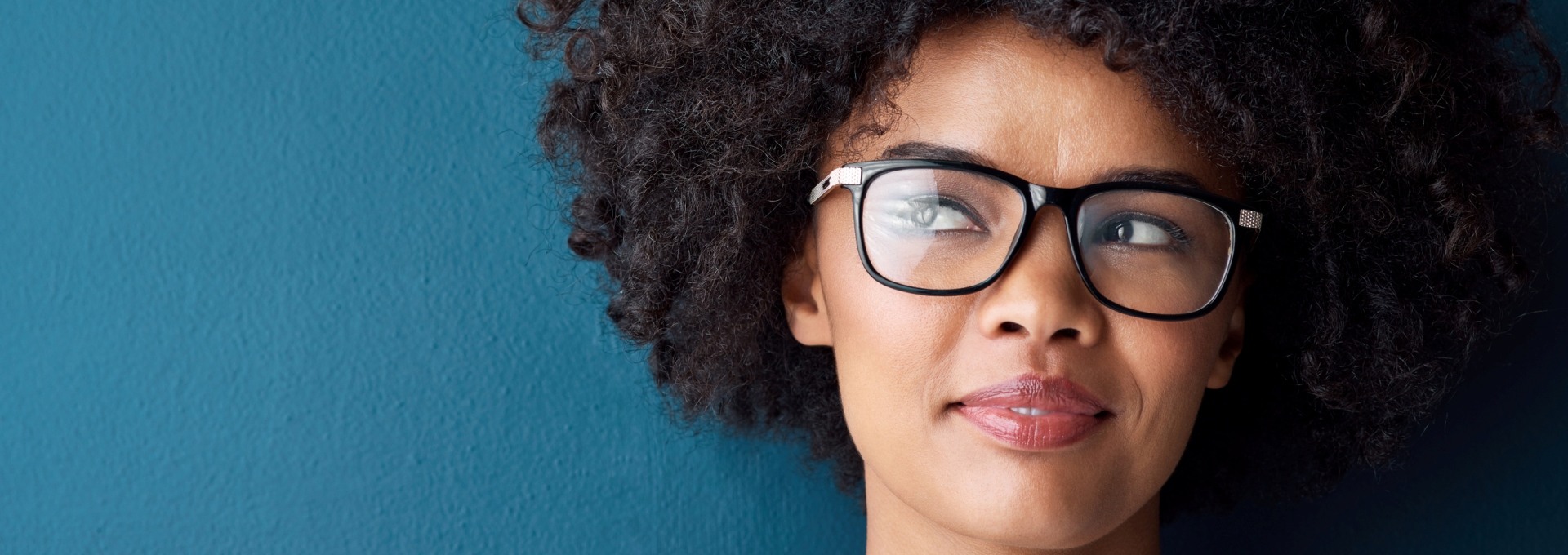 Ilustração de uma criptomoeda sendo projetado como holograma em um celular