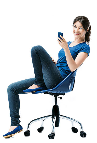 Imagem de Mulher sentada segurando um celular