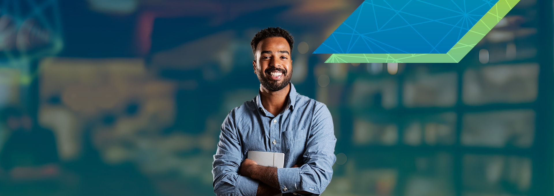 Homem em sua mesa de trabalho sorrindo