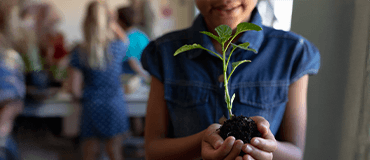 Comunidade amazônica em ações de recuperação florestal e renda sustentável.