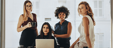 Mulheres jovens participando de projetos na área de ciência e tecnologia