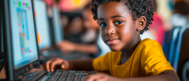 Jovens aprendendo desenvolvimento de games em projeto social