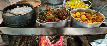 Família rural utilizando fogão sustentável em comunidade do Cerrado.