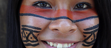 Pessoa em close-up em um ambiente interno.