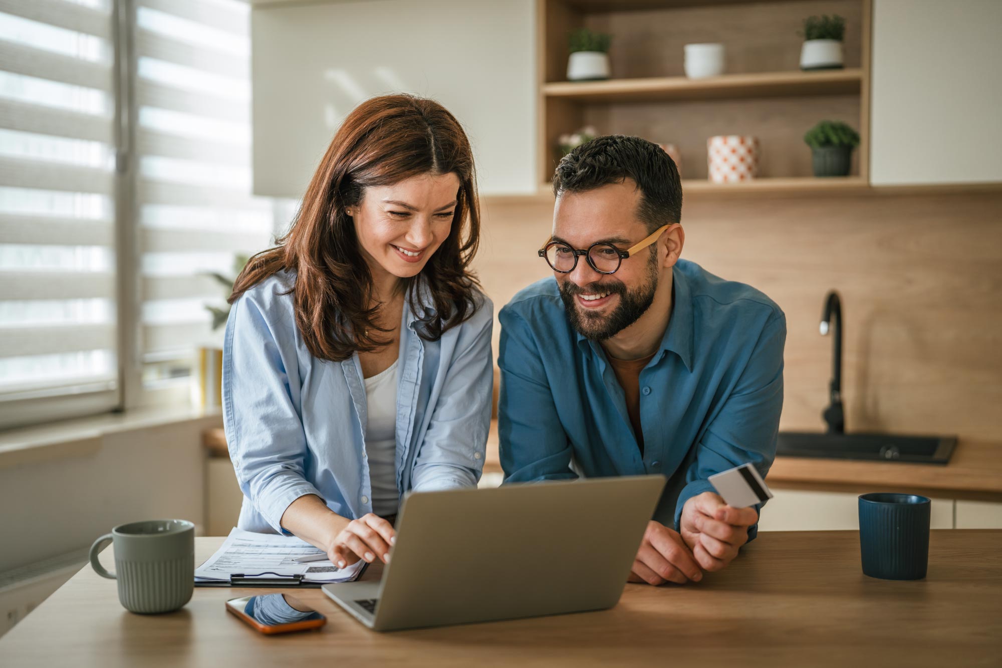 Um homem e duas mulheres em um escritorio trabalhando